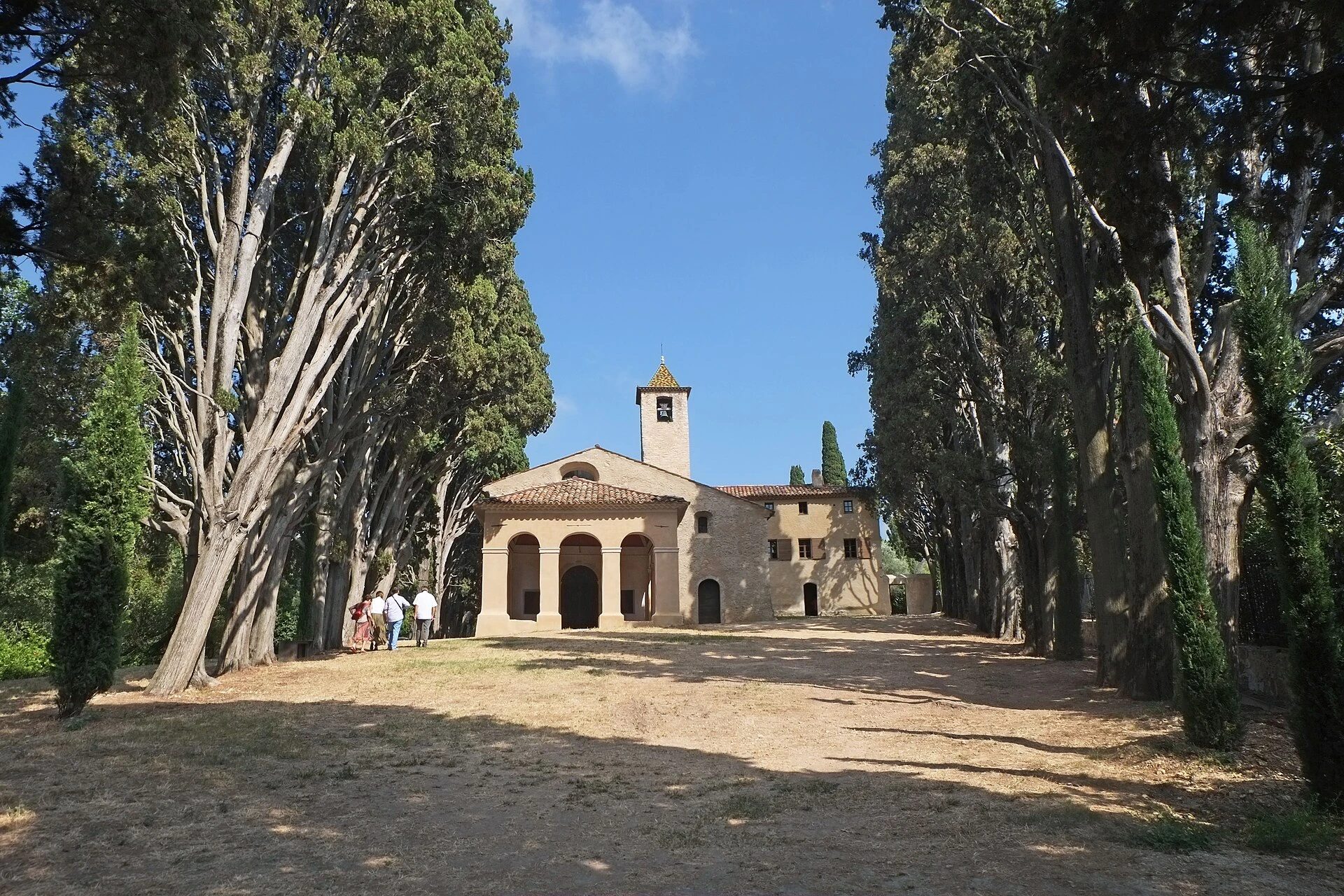 La chapelle Notre-Dame-de-Vie de Mougins au bout de son allée de cyprès, voisine du dernier mas de Picasso