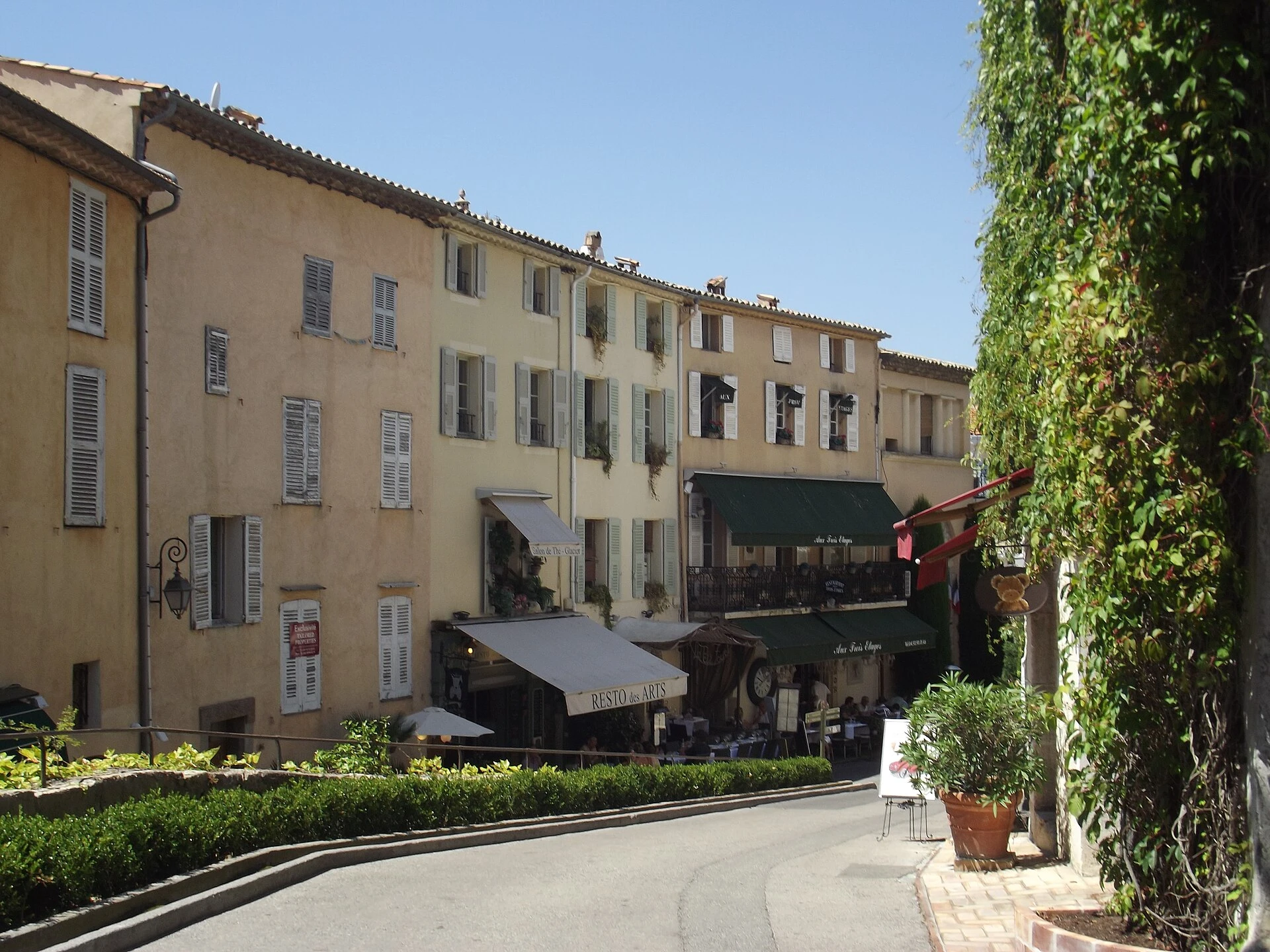 Restaurant terraces on Rue du Maréchal-Foch in old Mougins