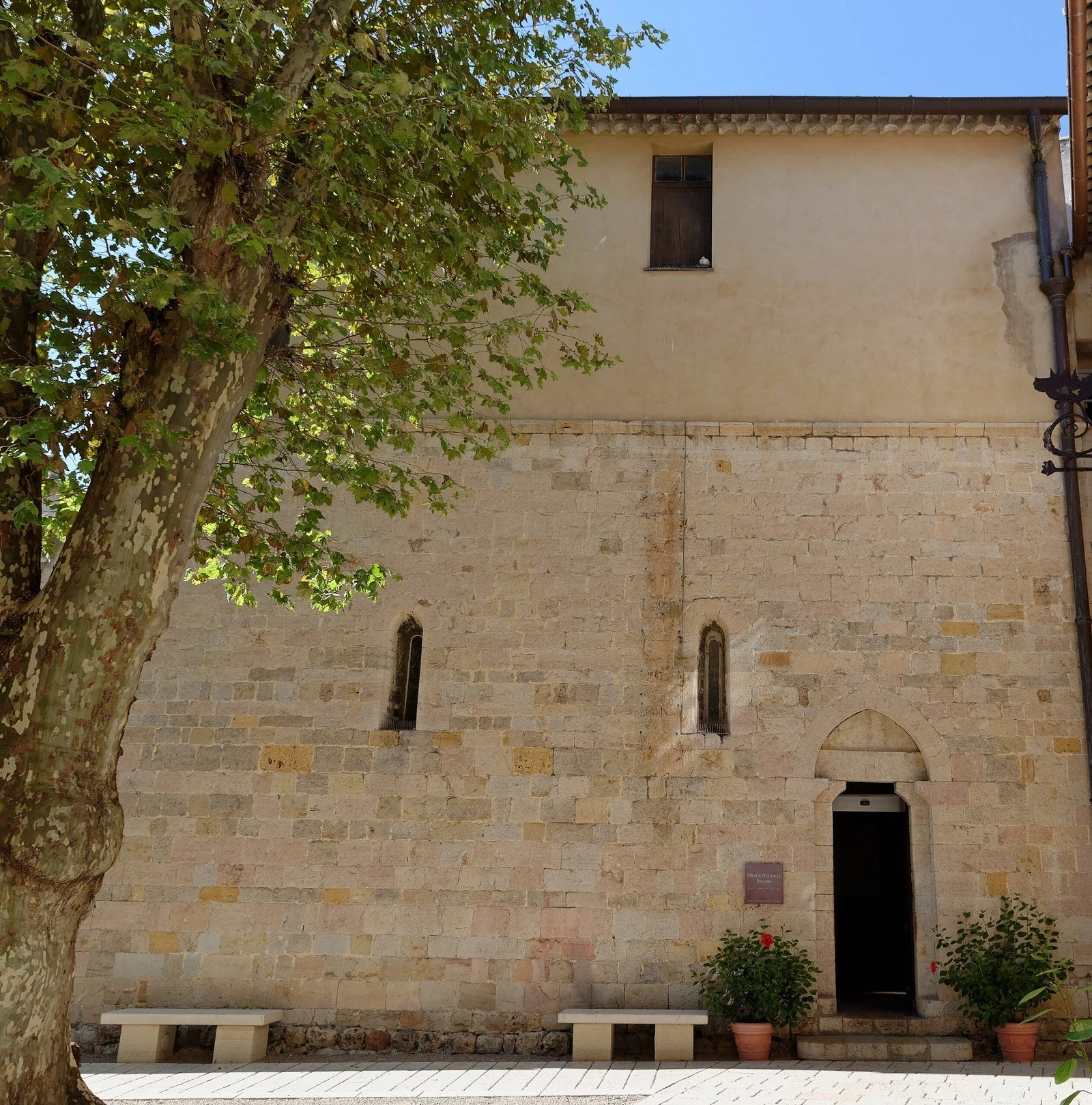 Le mur de pierre de la chapelle romane du château de Vallauris, où Picasso a installé La Guerre et la Paix