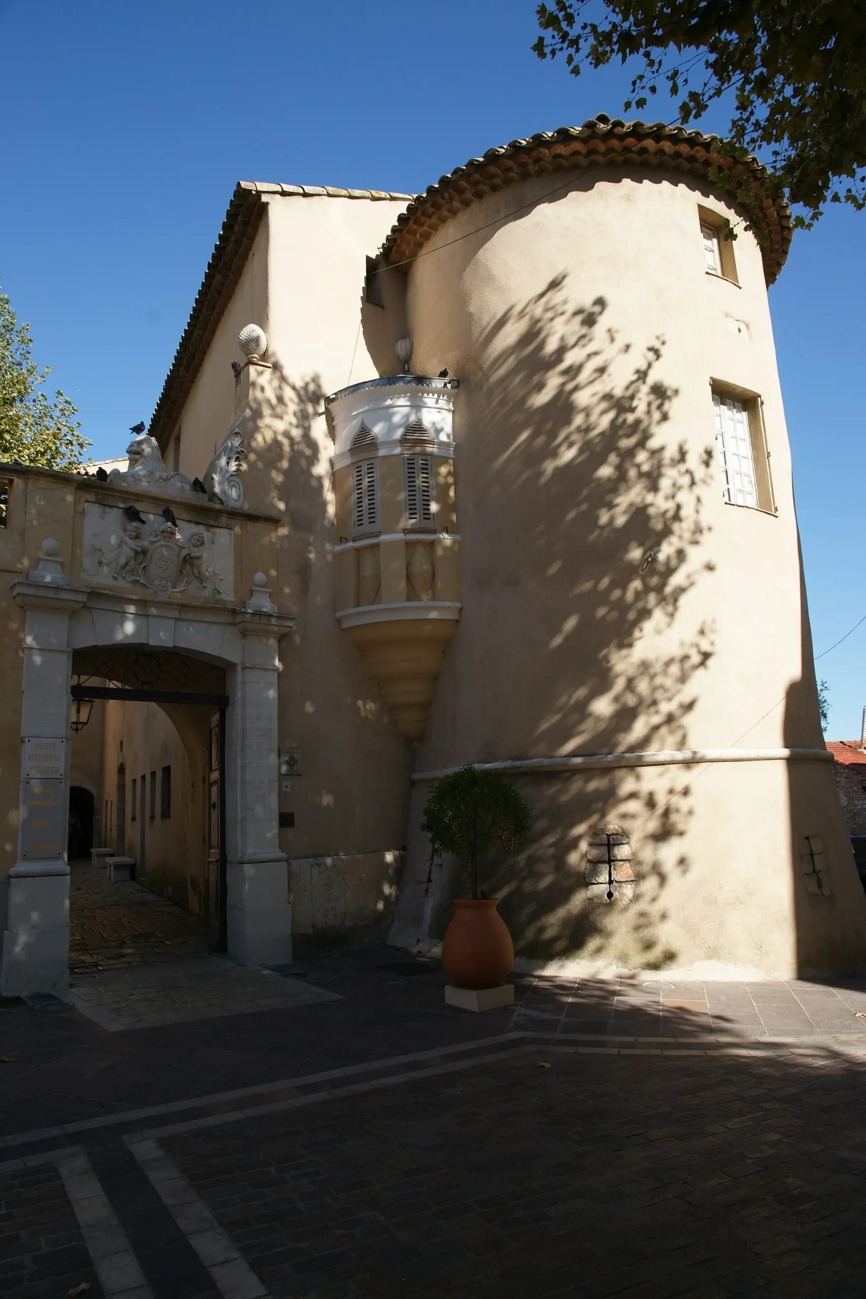 Le portail et la tour du château de Vallauris, place de la Libération