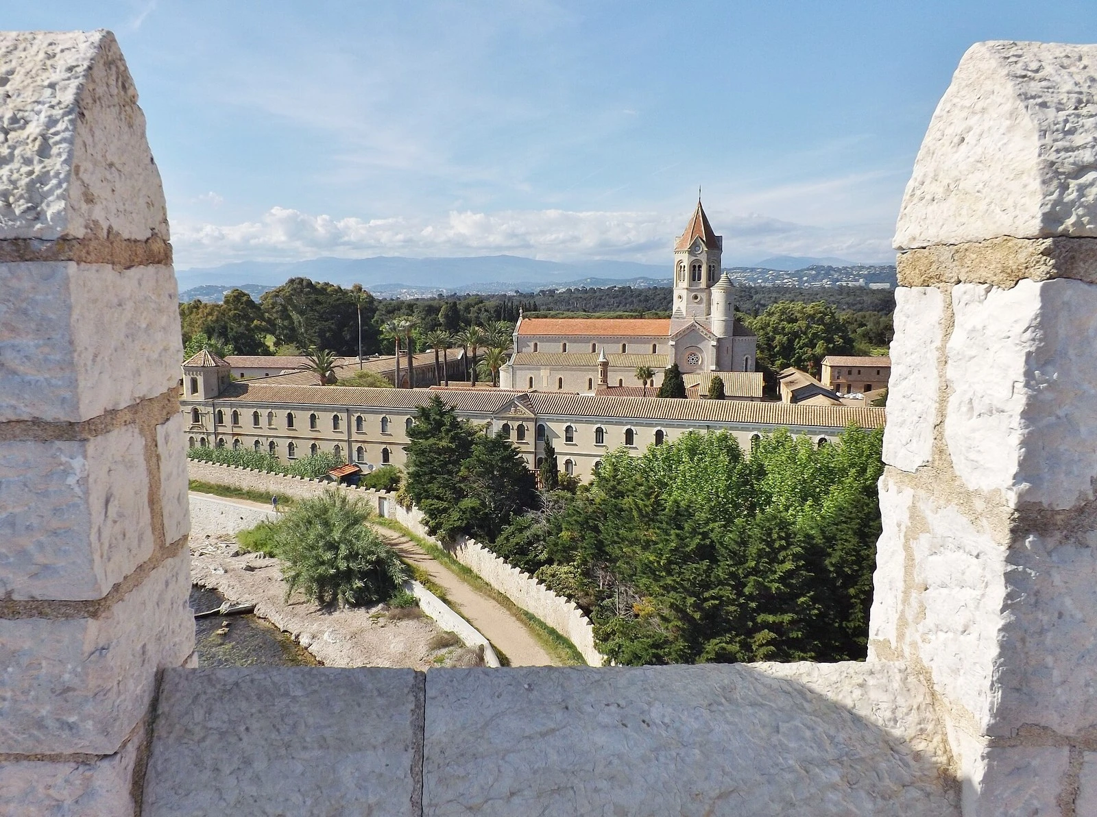 L'abbaye de Lérins vue entre les créneaux du monastère fortifié