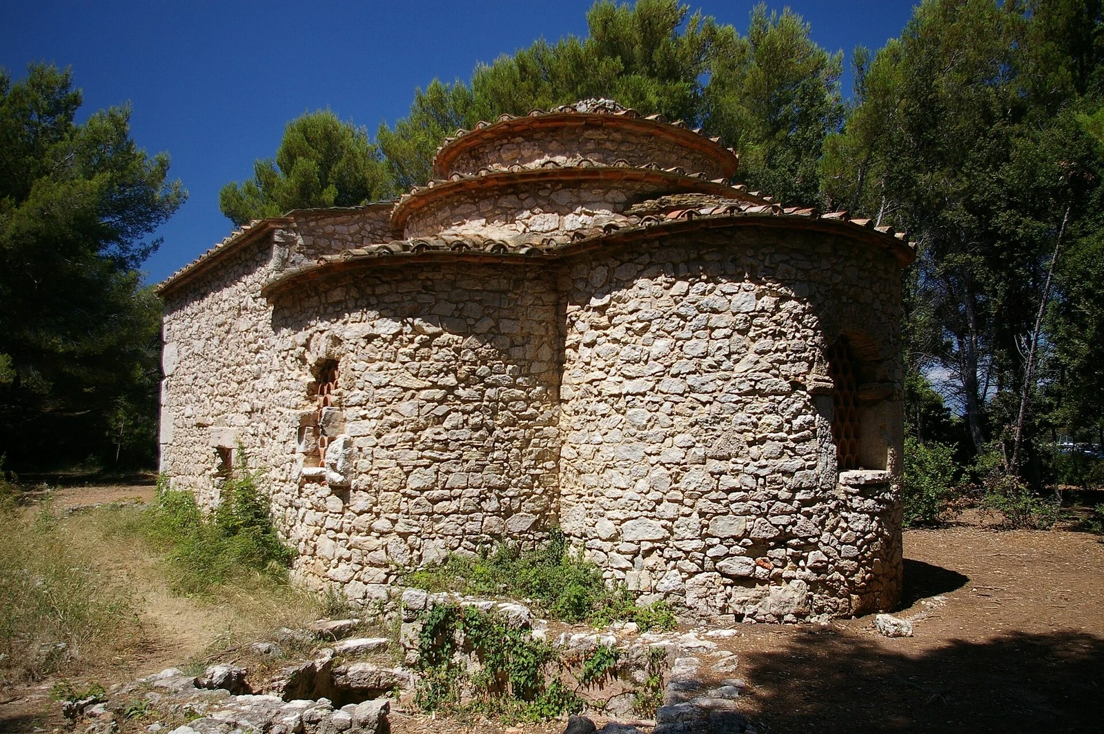 La chapelle de la Trinité, à la pointe est de l'île, parmi les pins