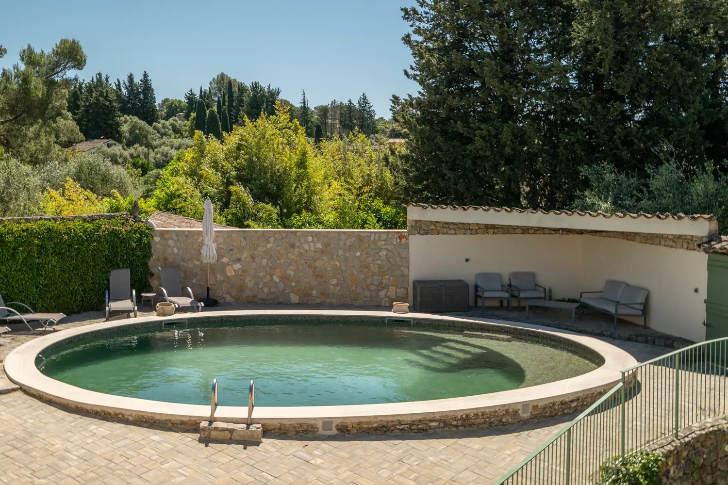 La Vieille Ferme de Grasse — Petit déjeuner sous la pergola — Grasse
