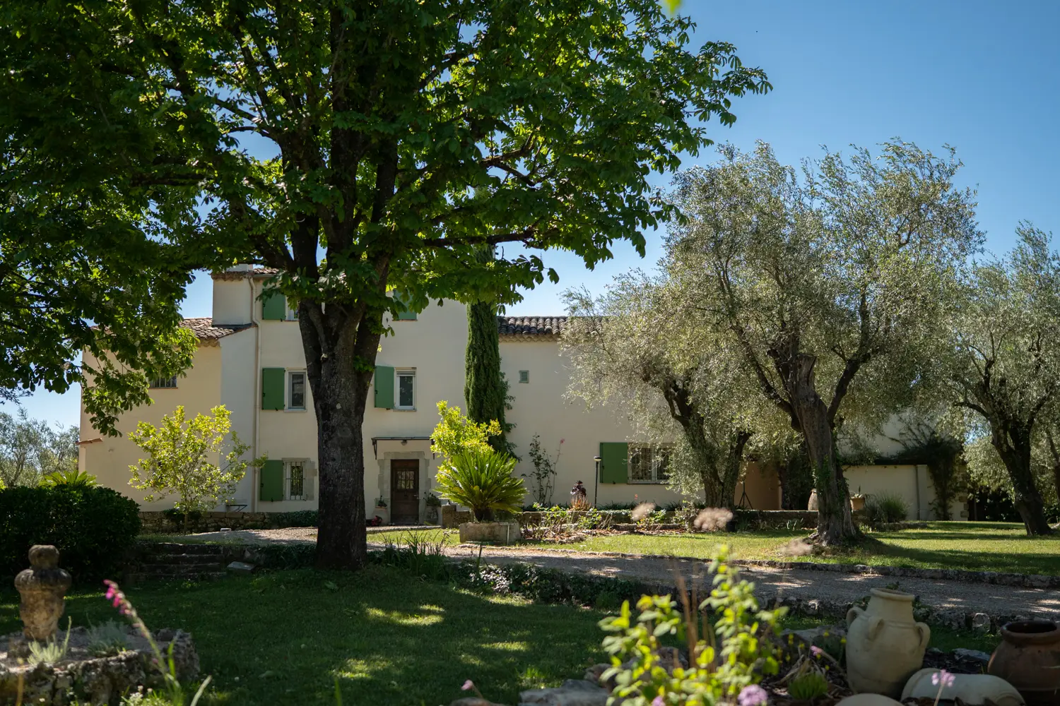 La Vieille Ferme de Grasse — Vue signature, bâtisse XVIIIe et jardin d'oliviers — Grasse